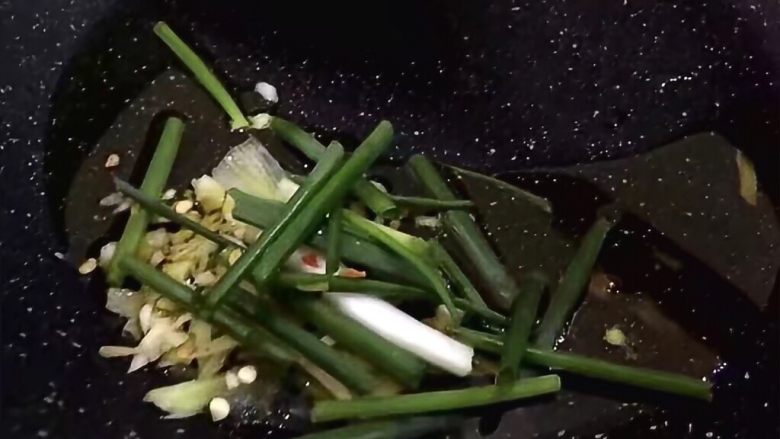 红烧茄子,将锅里放油烧热,生姜,大蒜葱段爆香
