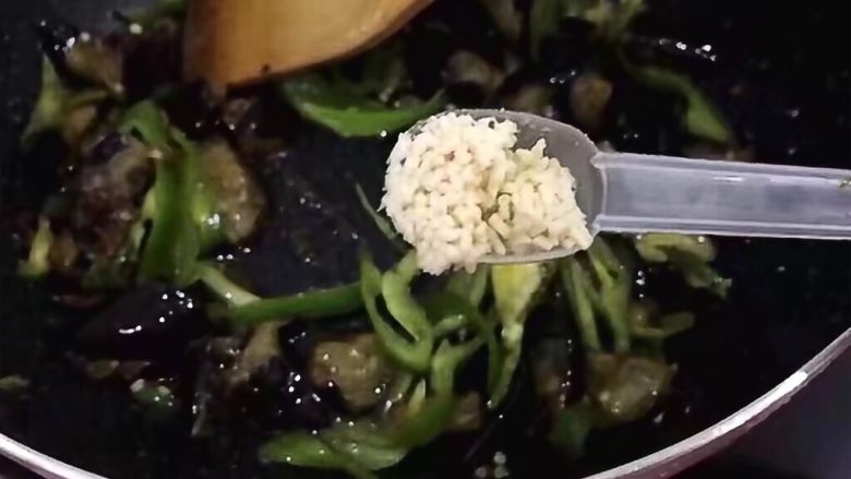 红烧茄子,加入一勺鸡精调味翻炒2分钟稍微加点水,加点盐,收一下汤汁。