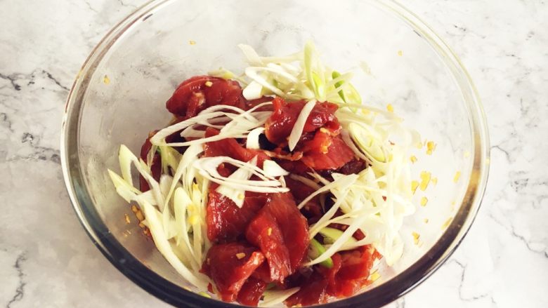 烤肉五香烧饼,再加一点盐、油拌匀,最后放入<a style='color:red;display:inline-block;' href='/shicai/ 138'>大葱</a>段。腌渍30分钟以上。