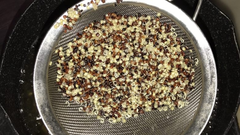 藜麦蔬果虾仁沙拉,藜麦煮至看见白边,捞起沥干水