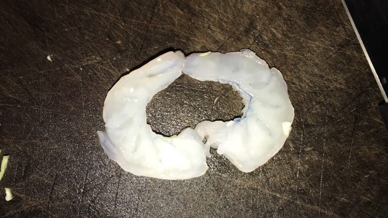 藜麦蔬果虾仁沙拉,虾仁比较大只,对边切开,小的可以不切
