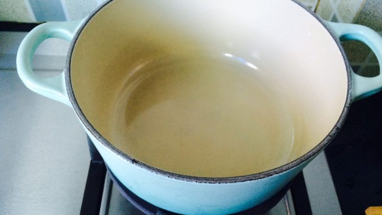 唯独好这口—葱香蚝油鸡翅,准备一口铸铁锅,也可以普通的锅。