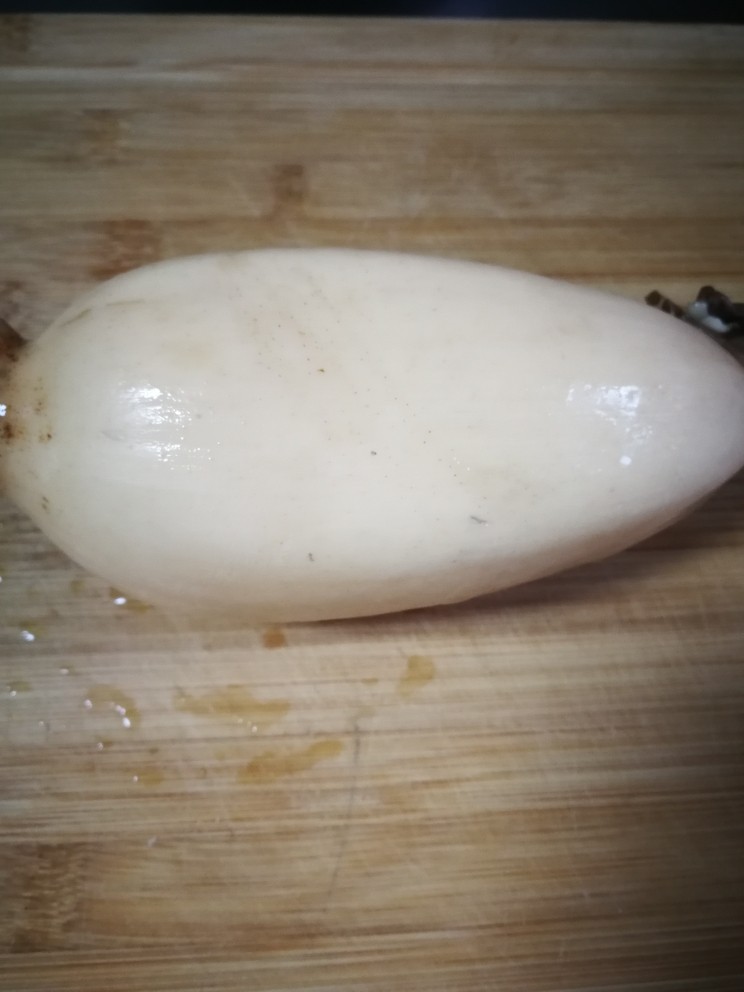 藕饼,照藕一节,去皮洗净。