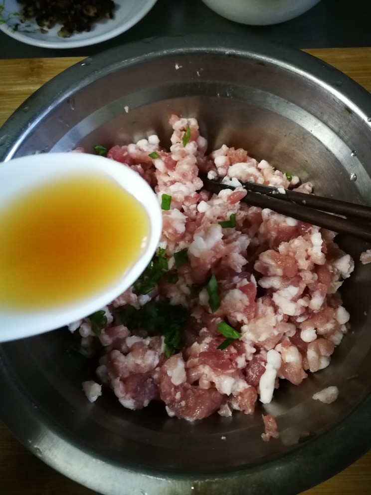 藕饼,肉糜加葱花,一勺<a style='color:red;display:inline-block;' href='/shicai/ 718'>料酒</a>。