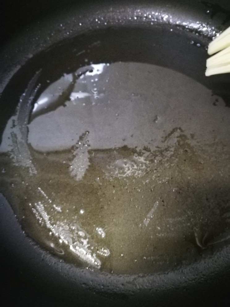 藕饼,锅里放油,比平时多一点的油。