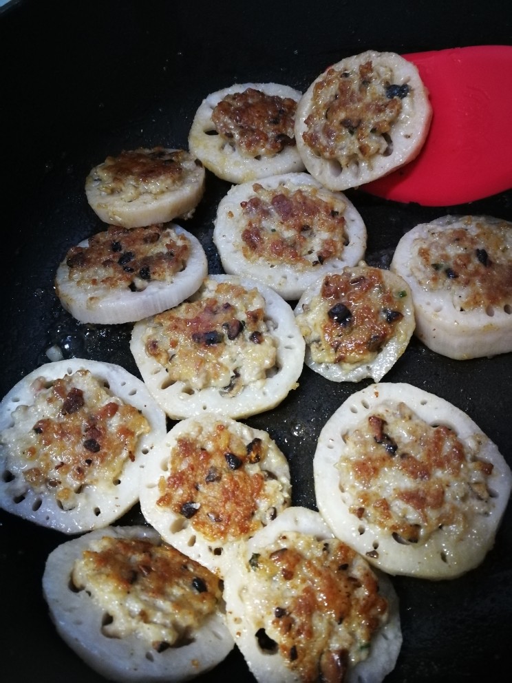 藕饼,用小火轻轻翻炒入味,也可以稍稍晃锅。