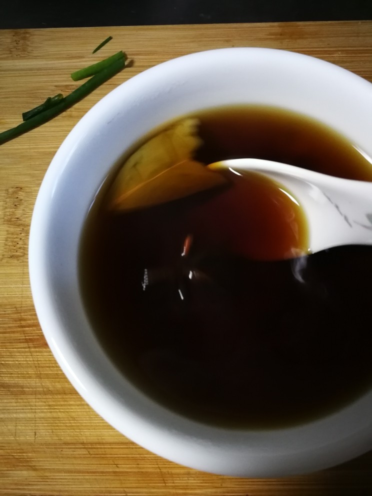 藕饼,搅拌融化,也可以煮开融化。(这碗汁是 煎好藕饼后需要用的)