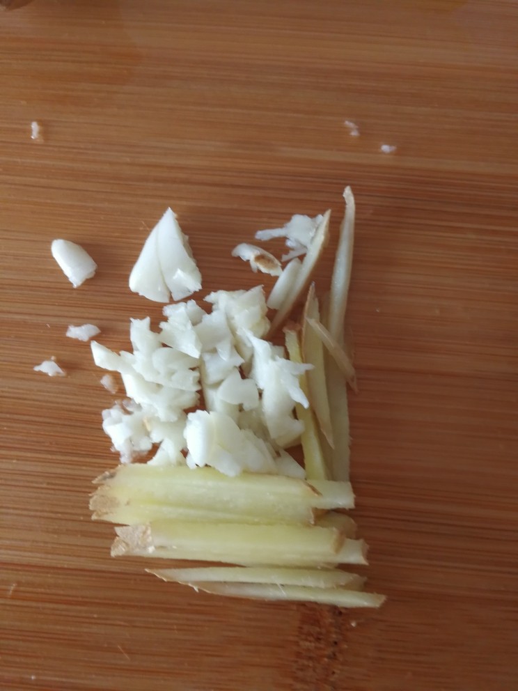 油焖大虾,准备适量葱姜蒜