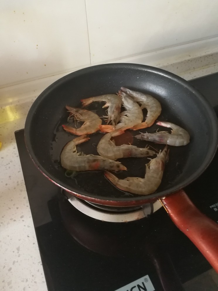 油焖大虾,热油，放虾