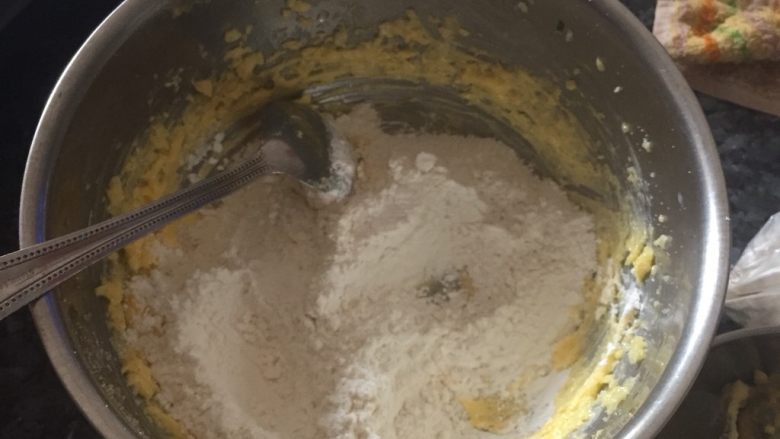葡萄干奶酥,加入面粉搅拌均匀,直到没有颗粒状的面粉出现为止