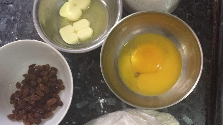 葡萄干奶酥,准备食材,称好重量统一摆放好