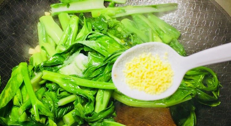 绿色美食蒜蓉菜苔,加入<a style='color:red;display:inline-block;' href='/shicai/ 756'>鸡精</a>提鲜!
