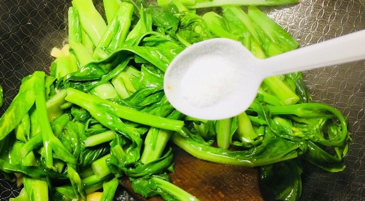 绿色美食蒜蓉菜苔,炒到菜苔变软后,加入食用盐调味!