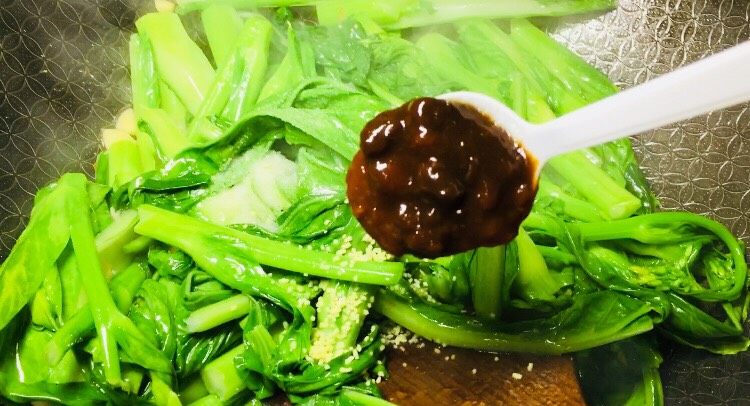 绿色美食蒜蓉菜苔,在加入一勺<a style='color:red;display:inline-block;' href='/shicai/ 4510'>黄豆酱</a>!口感会更好!