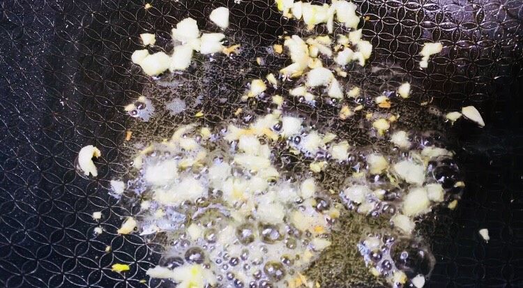 绿色美食蒜蓉菜苔,一定要用小火炒出香味哦!炒到蒜末微微发黄就好了!