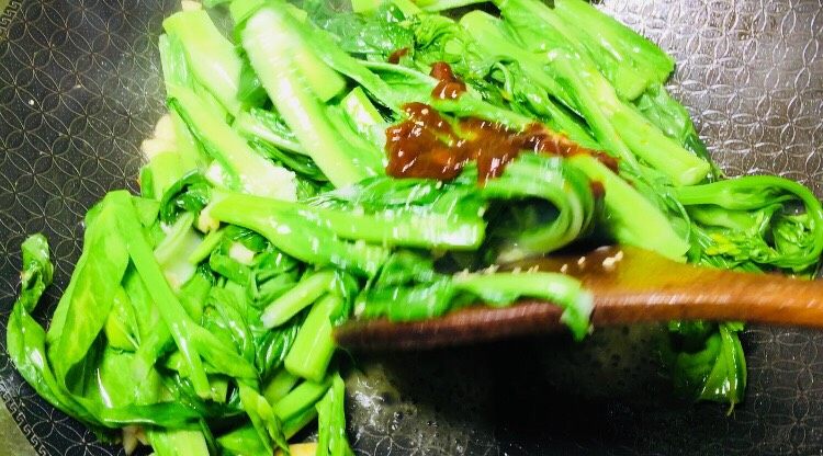 绿色美食蒜蓉菜苔,翻炒均匀!一定要用大火,快速的翻炒出味道!