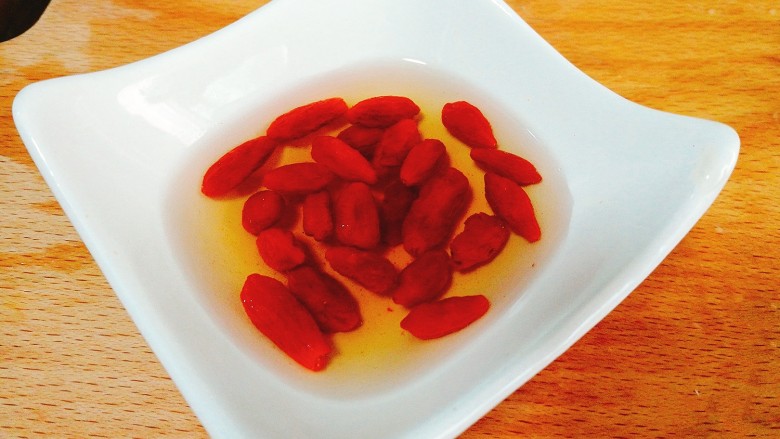 玉脂金针鸡肉碎,<a style='color:red;display:inline-block;' href='/shicai/ 673'>枸杞</a>泡发好了