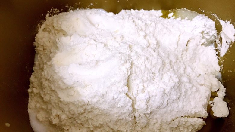 最爱的汤种法香葱肉松面包卷,把小洞填起来。
面包机启动揉面,时间15分钟