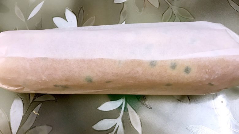 最爱的汤种法香葱肉松面包卷,借助擀面杖卷起后两头扎紧,定型至凉透
