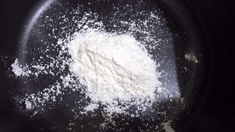 最爱的汤种法香葱肉松面包卷,先来制作汤种:
小奶锅里放入15克<a style='color:red;display:inline-block;' href='/shicai/ 28205'>高粉</a>