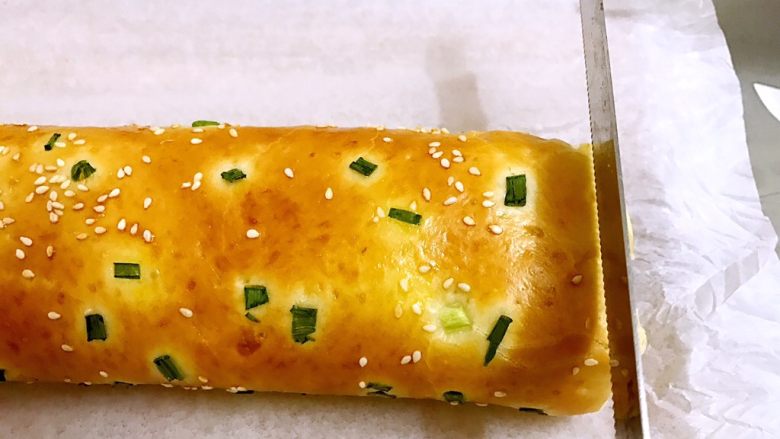 最爱的汤种法香葱肉松面包卷,面包刀切去两边后,再平分成三段