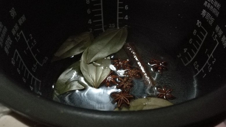 茶入膳
武夷肉桂茶叶蛋,在电饭锅中加入香料、水,将电饭煲调至蒸煮档,大火烧开。