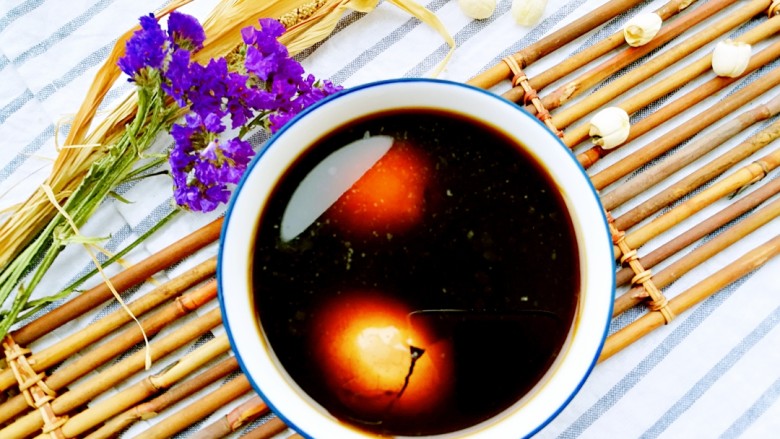 茶入膳
武夷肉桂茶叶蛋,第三天取出,蒸十五分钟。