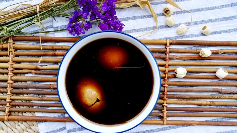 茶入膳
武夷肉桂茶叶蛋,煮好后在电饭煲中泡一晚，连同煮汁装入容器中，放入冰箱静置两天以入味。