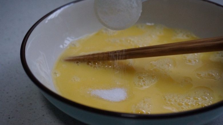 蒸鸡蛋的技术含量,第一次打散蛋液后,加入适量盐,我家小调羹我放1/3勺。