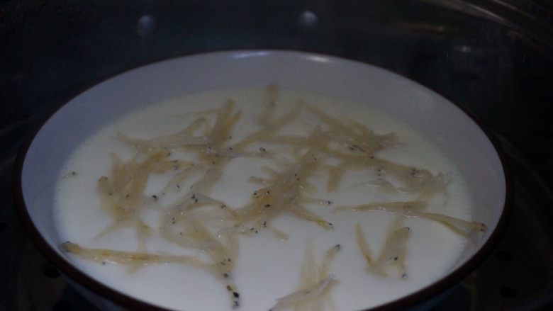 蒸鸡蛋的技术含量,看着表,我会拿手机定时,3分钟的时候,把银鱼放进去。如果提前放进蛋液里,这些银鱼、虾仁等食材,会沉在底部,很不好看。