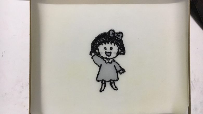 樱桃小丸子蛋糕卷,图纸用硅胶垫在底下,先用黑色描边。