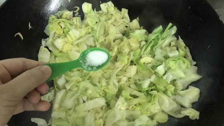 #懒人料理#虾皮炒椰菜,2分钟后开盖,加入盐