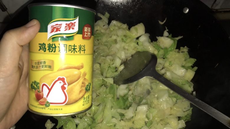 #懒人料理#虾皮炒椰菜,加入鸡粉,翻炒均匀即可上碟