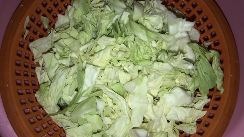 #懒人料理#虾皮炒椰菜,椰菜切小块,洗净沥干水份