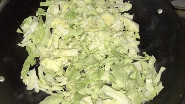 #懒人料理#虾皮炒椰菜,倒入椰菜,然后加20g左右水盖盖