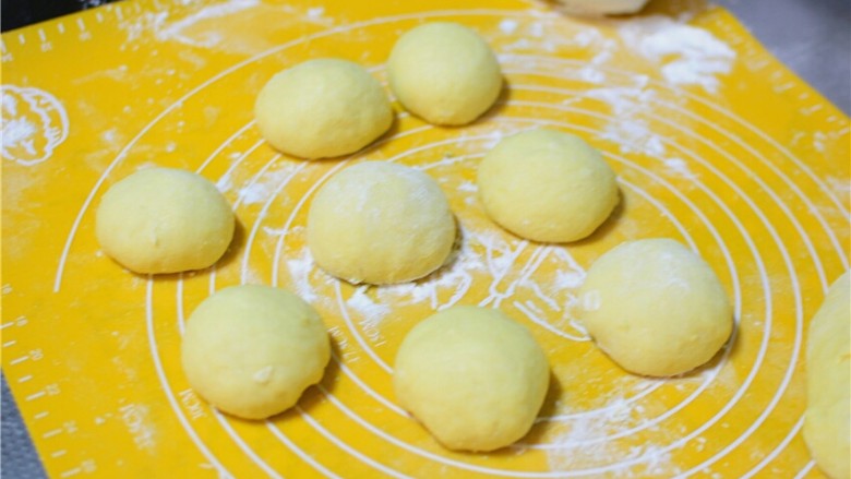 杏仁蜜豆小餐包,取出,分成8个小面团,滚圆