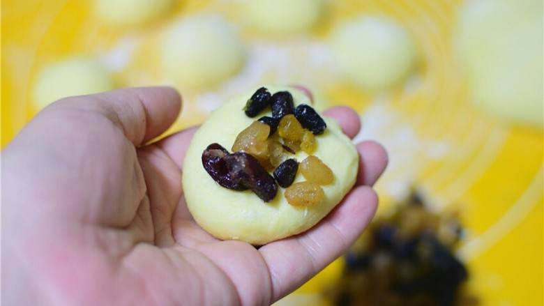 杏仁蜜豆小餐包,稍微将面团按扁,把蜜豆放中间