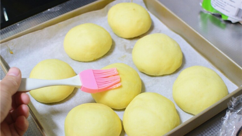 杏仁蜜豆小餐包,取出来,刷蛋液