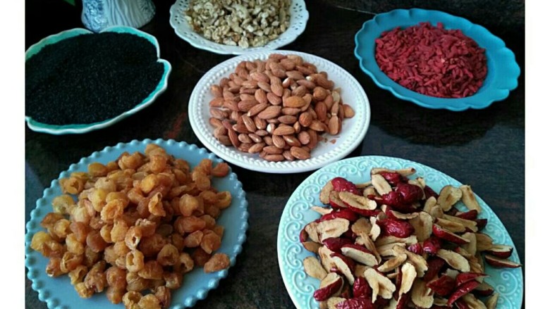 阿胶糕,阿胶在冰箱泡的时间里,有时间就来准备食材,<a style='color:red;display:inline-block;' href='/shicai/ 668'>黑芝麻</a>一定要用清水洗干净炒香,
一定要掌握火候不要炒得过火了。
核桃一定要买皮薄肉香的那种,把它剥好,放进烤箱烤好,但是一定要掌握火候啊!(150度烤十二分钟左右就好,中途记得翻一下)
<a style='color:red;display:inline-block;' href='/shicai/ 2470'>红枣</a>去核用剪刀剪成小块。
杏仁我买的是熟的那种。
<a style='color:red;display:inline-block;' href='/shicai/ 607'>桂圆肉</a>,我买的是广西的去核的。
反正就是把所有的材料准备齐全。