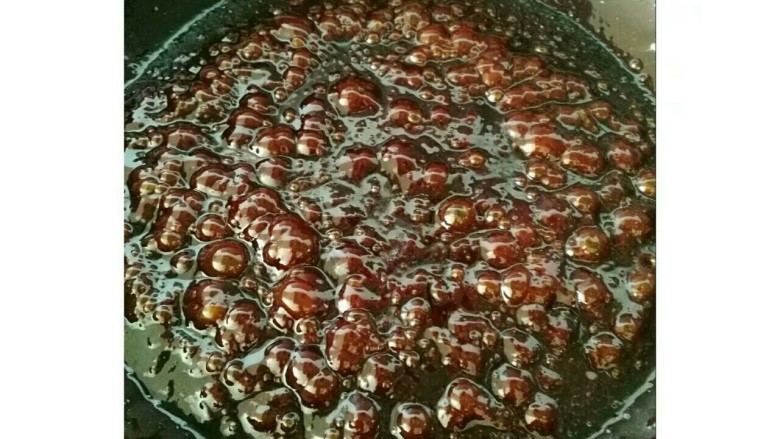 阿胶糕,刚开始的时候开大火,等阿胶开始烧开了就转小火慢慢的熬,中途用锅铲不停地搅一下,免得粘锅了。