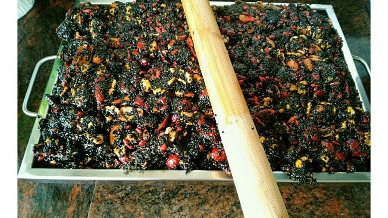 阿胶糕,把搅拌均匀的阿胶糕倒入烤盘里,稍凉后,用擀面棍把上面抹平压实,盖上保鲜膜,放入冰箱第二天拿出来脱模切片就行了。
