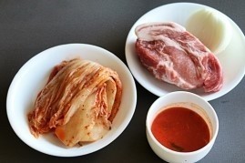 韩式泡菜卷猪肉,准备好泡菜叶,梅花肉,调料酱