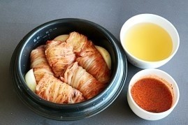 韩式泡菜卷猪肉,再把调料酱老汤倒进砂锅里(排骨汤,鸡汤都可以),没有老汤也可以不放,如果泡菜好吃的话,泡菜汤就足够了。