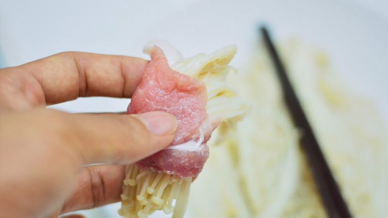 五花肉金针菇卷,五花肉取一片将金针菇包入。