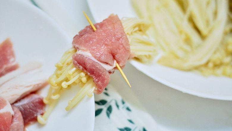 五花肉金针菇卷,取一根牙签固定住五花肉收口。