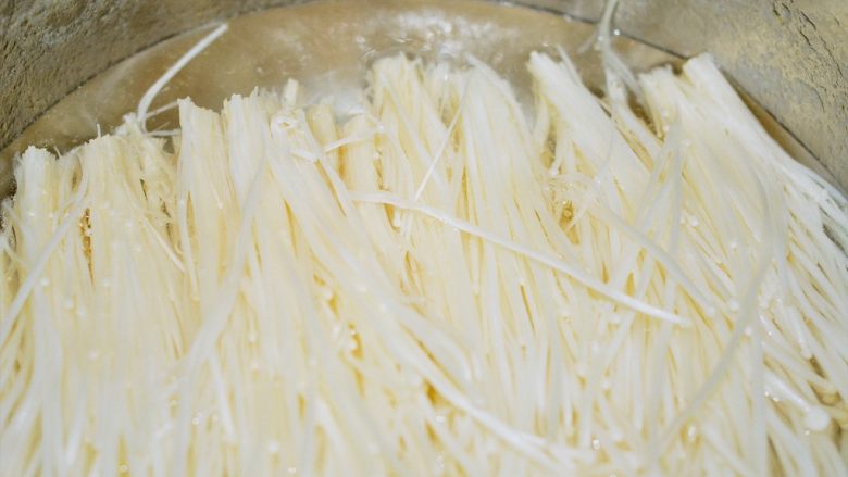 五花肉金针菇卷,将金针菇放入开水中过水一分钟捞出沥水备用。