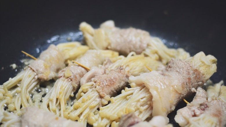 五花肉金针菇卷,将五花肉金针菇卷一一放入锅中慢煎,可倒入适量<a style='color:red;display:inline-block;' href='/shicai/ 4367'>米酒</a>增香去腥。
