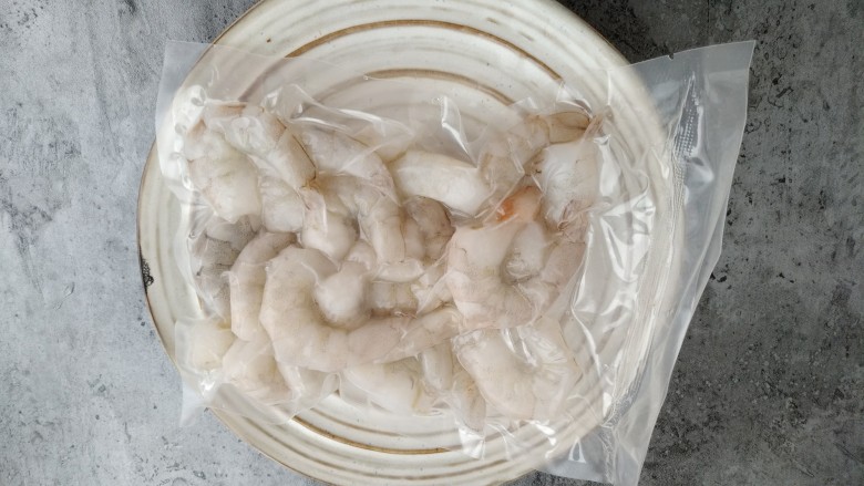 黄瓜炒虾仁,打开包装袋,常温解冻