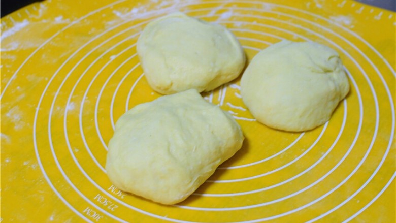 玉米吐司,发酵到二倍大,取出来,平均分成3个面团