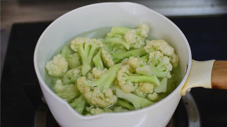 干煸孜然花椰菜,放开水中,煮半分钟